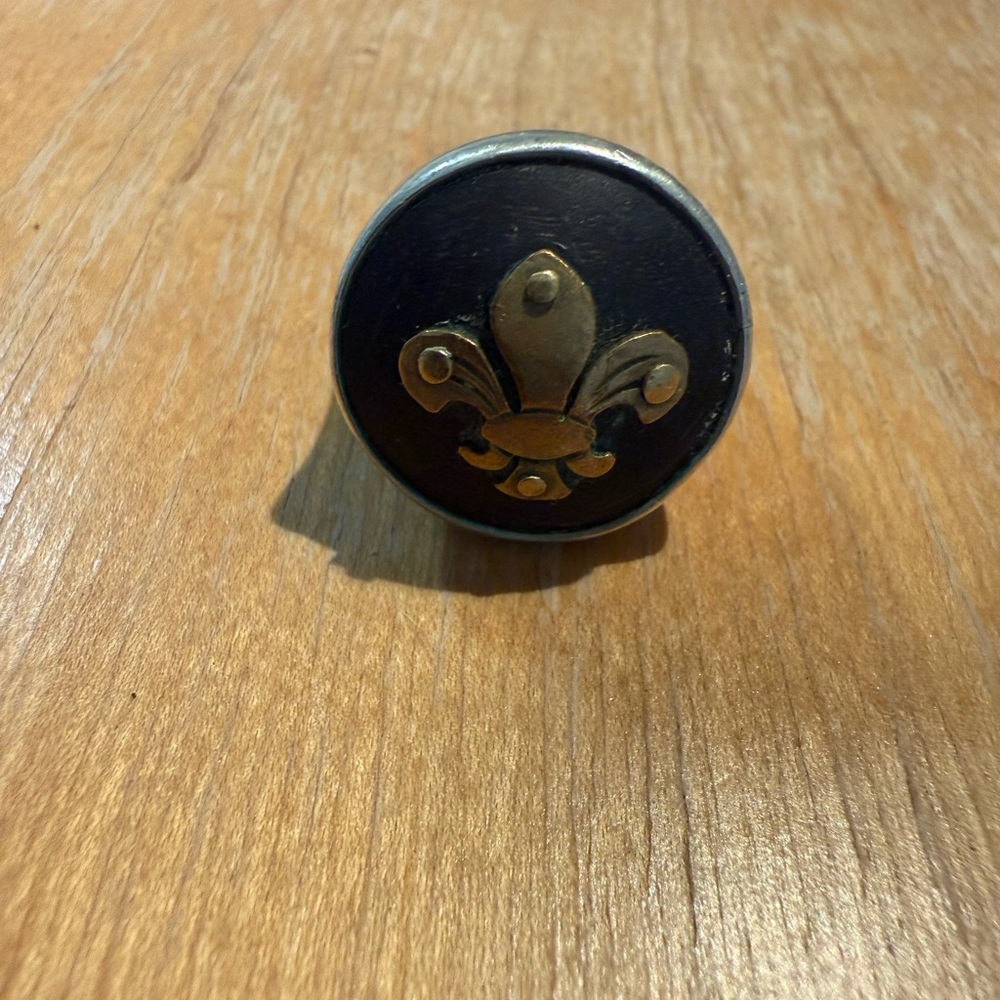 Elegant Black and Gold Fleur-de-Lis Ring